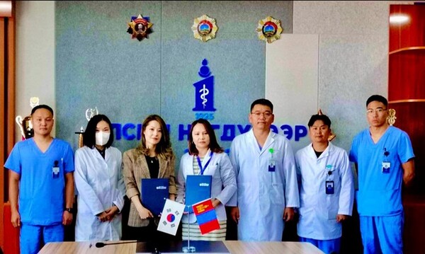 윌스기념병원과 몽골 국립 제1병원 관계자들이 업무협약 후 기념촬영을 하고 있다.(사진=윌스기념병원)
