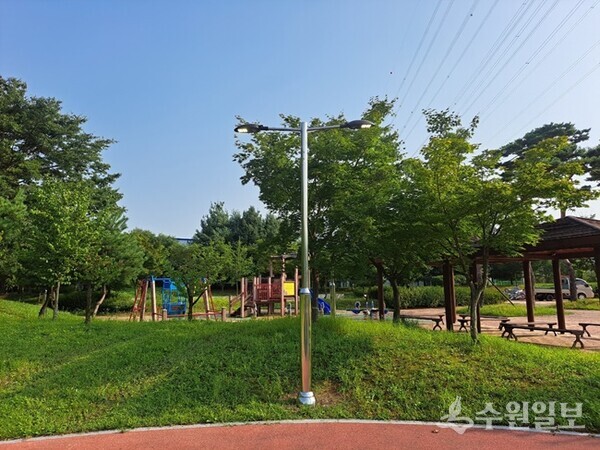 우수한 내구력과 높은 조도를 가진 LED조명으로 교체된 보안등. (사진=화성시)