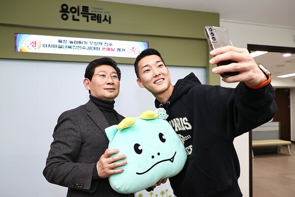 우상혁이 이상일 용인시장(왼쪽)과 셀카를 찍고 있다. (사진=용인시)