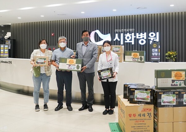 시화병원 영양팀과 정왕3동 지역사회보장협의체가 협력해 취약계층에게 드림키트를 선물했다.(사진=시화병원)