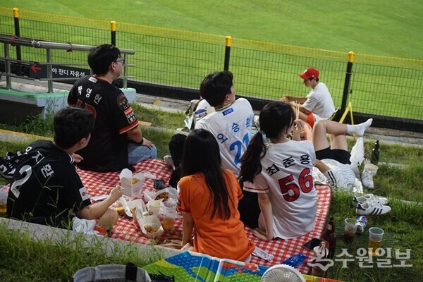 수원 KT위즈파크에서 야구를 관람하는 청년들. 재미있게도 응원하는 팀들이 모두 다르다. (사진=필자 김우영)