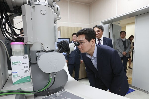 이상일 용인시장이 지난 10일 한국화학융합시험연구원 본원을 방문해 반도체 장비를 둘러보고 있다.(사진=용인시)