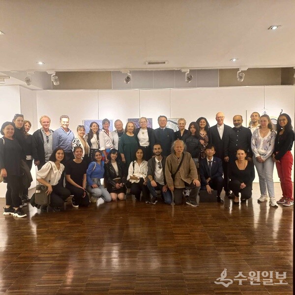 각국 작가와 참석자들이 앙카라 한국문화원 전시전에서 함께 하고 있다.