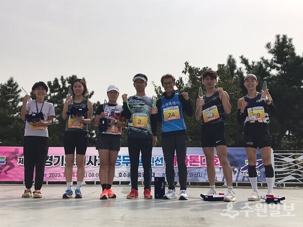경기도지사기 마라톤 대회 시상후 수상자들이 기념촬영을 하고 있다. (사진=수원시마라톤동호회)
