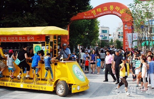지난 2013년 9월 한 달 간 수원시 팔달구 행궁동에서 생태교통수원 2013 행사가 열려 시민들이 자동차가 사라진 거리를 즐기고 있다.(사진=수원시)