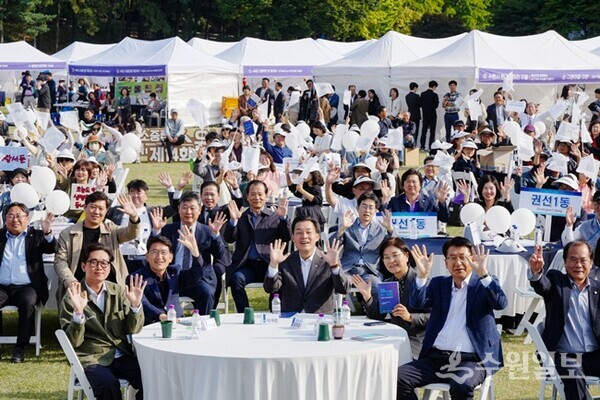 이재준 수원시장(가운데)이 '제14회 마을만들기 전국대회' 참가자들과 함께 하고 있다. (사진=수원시)