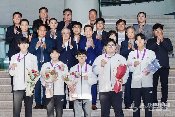 메달 봉납식 참석자들이 기념사진을 촬영하고 있다. (사진=수원시)