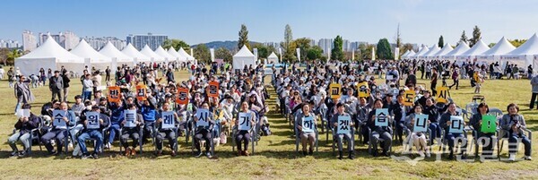 ‘반려동물 교육도시 비전 선포식’ 에서 참석자들이 기념촬영을 하고 있다. (사진=수원시)