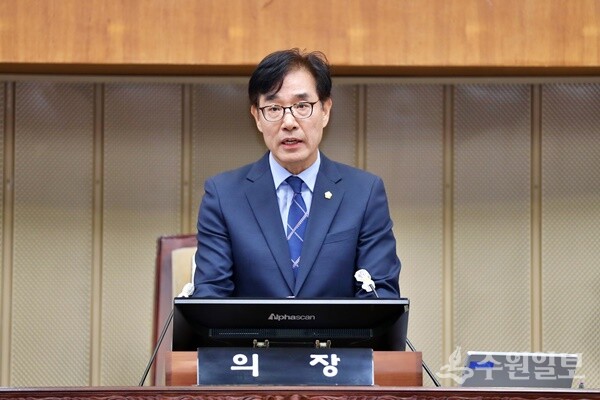 김학기 의왕시의회 의장이 제297회 임시회에서 개회사를 하고 있다. (사진=의왕시의회)
