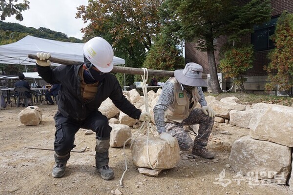 성벽 돌 나르기. (사진=김우영)