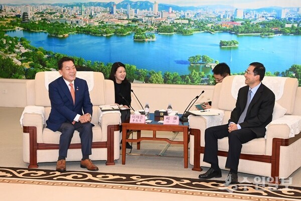 중국 지난시에서 이재준 수원특례시장(왼쪽)과 리우창 지난시 당위원회 서기가 환담을 나누고 있다. (사진=수원시)
