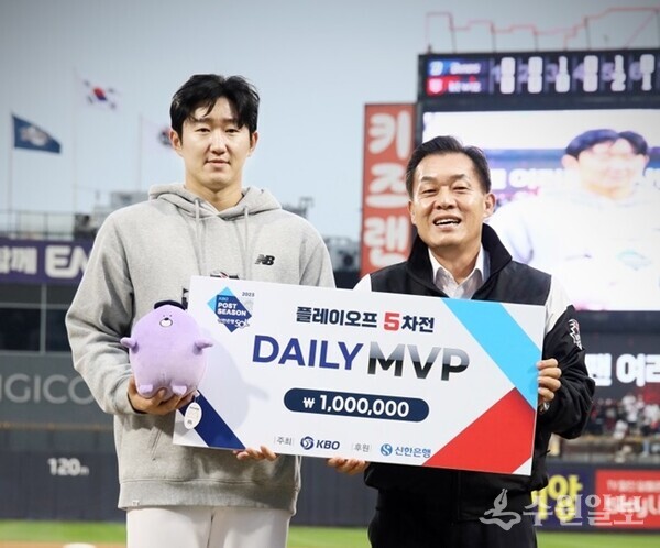 이재준 수원시장(오른쪽)이 데일리 MVP로 선정된 김민혁 선수와 기념촬영을 하고 있다. (사진=수원시)