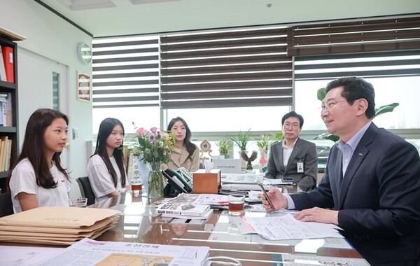 이상일(오른쪽) 용인시장이 지난 7월 20일 시장실에서 역북초등학교 학부모 및 학생임원 들과 대화를 나누고 있다.(샂ㄴ=용인시)