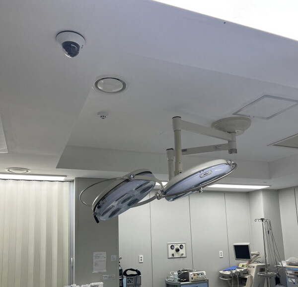용인시 관내 의무화 대상 병·의원 모두에 수술실 CCTV가 설치된 것으로 나타났다. 사진은 수술실에 CCTV가 설치된 모습.(사진=용인시)