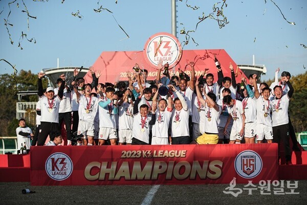 화성FC 선수들이 2023 K3리그 우승을 자축하고 있다. (사진=화성시)