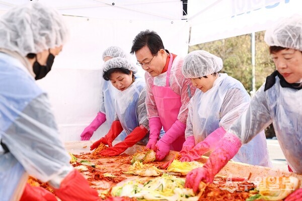 김성제 의왕시장이 자원봉사자들과 김장을 담그고 있다. (사진=의왕시)