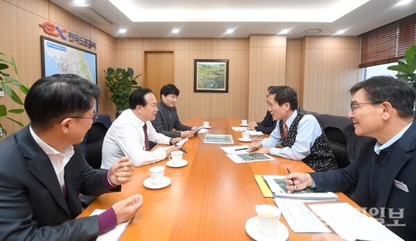 이권재 오산시장(왼쪽 두번째)이 함진규 한국도로공사 사장에게 경부고속도로 오산 구간과 관련한 주요 현안사항을 설명하고 있다. (사진=오산시)