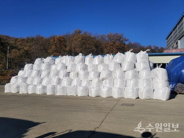 오산시가 겨울철 설해 대책을 위해 준비해놓은 친환경 제설제. (사진=오산시)