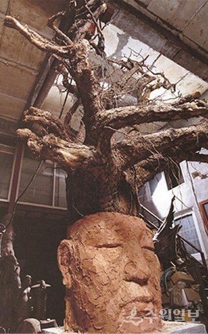 1998년의 자소상, 120x120x240cm, 100여년된 소나무뿌리, 석고, 1998 (작가소장)