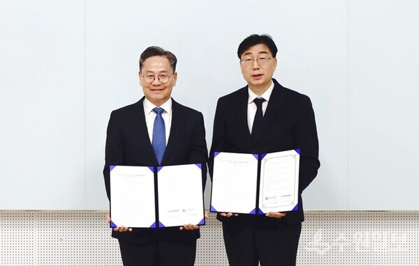 김광재 화성산업진흥원장(왼쪽)과 강경식 경기FTA통상진흥센터장이 업무협약을 체결한 뒤 기념촬영을 하고 있다. (사진=화성산업진흥원)