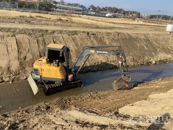 평택시가 갈수기를 맞아 하천 유수 흐름에 지장을 주는 준설토 제거 작업을 하고 있다. (사진=평택시)