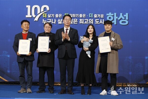 정명근 시장(가운데)이 100만 번째 시민 가족에게 시민증서를 전달한 뒤 기념촬영을 하고 있다. (사진=화성시)