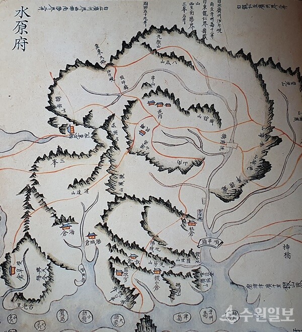 수원부 지도(해동여지도) 1735년 제작. 꽃잎이 여러 겹(800개의 봉우리) 에워싸고 있는 형상을 표현한 지도. 화산이 명당임을 잘 표현한 지도이다. (자료=국립중앙도서관 소장)