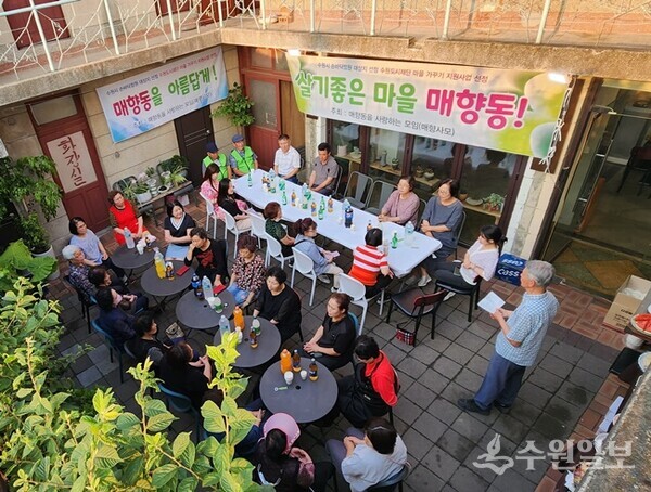 ‘매향사모’회원 30 여명이 매향동 방방카페에서 단합행사를 갖고있다. (사진=김충영 기자)