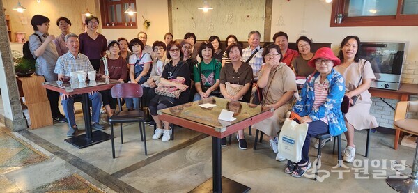 매향사모 회원들이 ‘시민자치대학’ 수강생들과 기념촬영을 하고 있다. (사진=김충영 기자)
