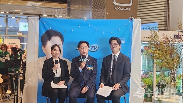 김준혁 한신대 교수(가운데)가 ‘아름다움이 이룬다’ 출판기념회를 갖고 있다. (사진=디자인하우필)