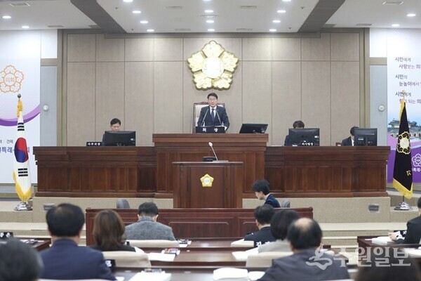 김기정 수원특례시의회 의장이 20일 제379회 정례회 제2차 본회의에서 발언을 하고 있다. (사진=수원시의회)