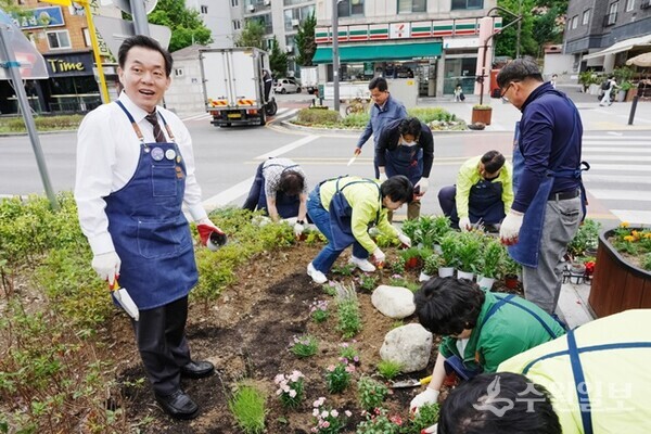 손바닥정원 조성에 참여하고 있는 이재준 시장.(사진=수원시)