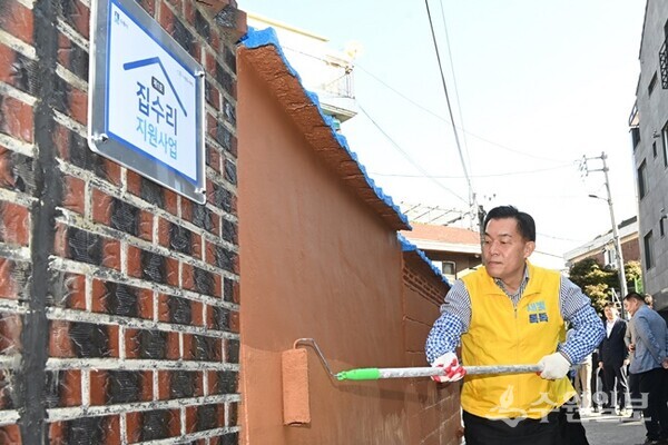 이재준 시장이 저층 주거지 집수리 사업 1호 대상지에서 담장 보수를 하고 있다.(사진=수원시)