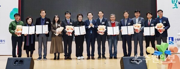 이재준 시장(왼쪽 7번째)이 2023년 지역사회공헌 시상식에서 수상자들과 함께하고 있다. (사진=수원시)