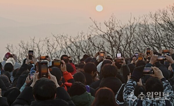 1일 무봉산 정상에서 시민들이 붉게 떠오르는 태양을 보며 힘찬 함성을 외치고 있다. (사진=화성시)