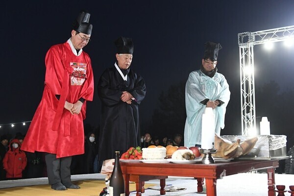 정명근 화성시장(왼쪽)이 새해맞이 안녕기원제에서 화성시민의 안녕을 축원하고 있다. (사진=화성시)