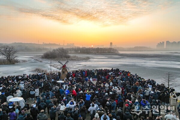 새해 아침 아름다운 일출 장관을 보기 위해 왕송호수를 찾은 5천여 시민들이  해가 떠오르자 환호를 하고 있다. (사진=의왕시)