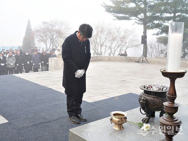 유승영 평택시의회 의장이 1일 평택호 현충탑을 참배, 헌화.분향한 뒤 묵념을 하고 있다. (사진=평택시의회)