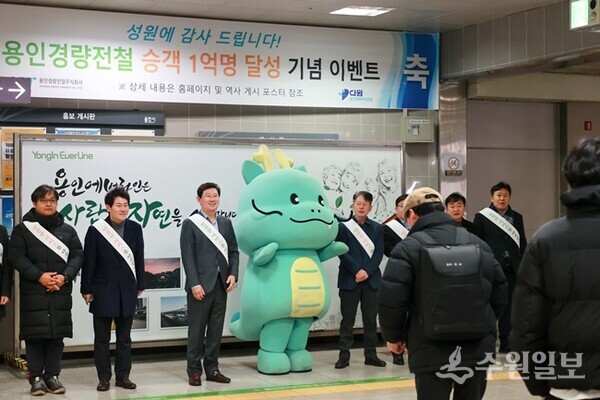 이상일 용인시장(왼쪽 세번째)이 지난 3일 경전철 기흥역에서 시민들에게 새해 인사를 하고 있다. (사진=용인시)