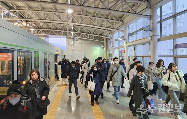 기흥역에 도착한 경전철에서 많은 시민이 쏟아져 나오고 있다. (사진=용인시)