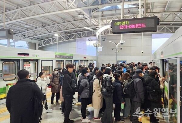 기흥역에서 경전철을 탑승하려는 시민들이 줄을 서 있다. (사진=용인시)