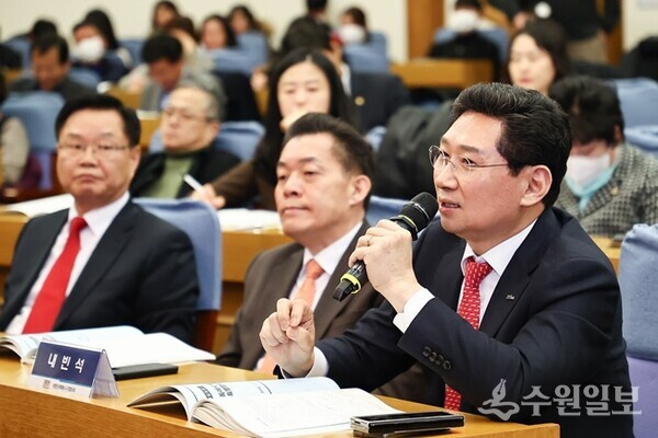 이상일 용인시장(오른쪽)이 지난해 2월 특례시 특별법 제정을 위한 국회 정책토론회에서 발언을 하고 있다. (사진=용인시)