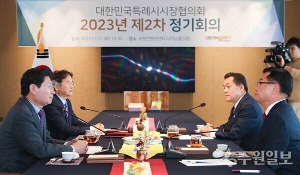 이상일 용인시장(왼쪽)이 지난해 11월 특례시시장협의회 2023년 제2차 정기회의에서 인구소멸도시 상생협력을 강조하고 있다. (사진=용인시)