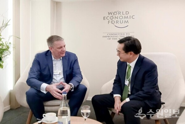 김동연 도지사(오른쪽)가 다보스포럼에 참석, 카이 베크만 Merck CEO와 면담을 갖고 있다. (사진=경기도)