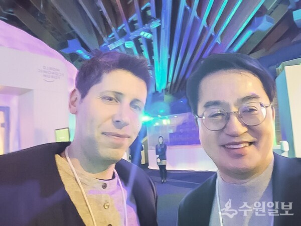 김동연 지사(오른쪽)가 챗GPT 개발자로 유명한 샘 알트만 오픈AI CEO와 함께 하고 있다. (사진=경기도)