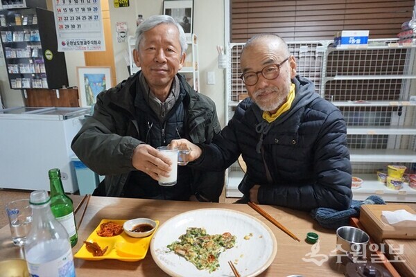 49년만에 첫 만남을 가진 김해화(오른 쪽)와 김우영. (사진=김우영)