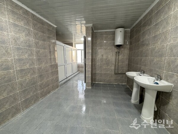 타지키스탄 ‘시린쇼 쇼테무르 농업대학교’에 새롭게 리모델링해 문을 연 화장실 모습. (사진=수원시)