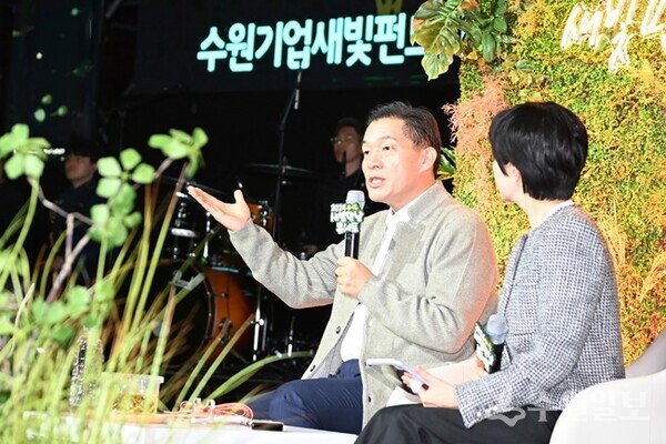 이재준 시장이 장안구·권선구 주민과 함께한 새빛만남콘서트에서 발언하고 있다. (사진=수원시)