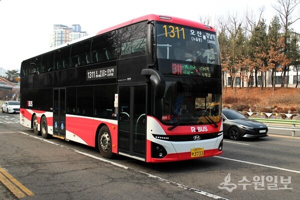 지난해 12월 12일부터 도입 운영하고 있는 1311번 친환경 2층 전기버스. (사진=오산시)