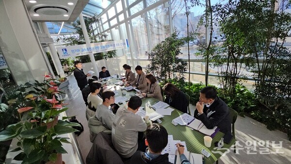 수원시가 개최한 ‘전기차 급속충전기 설치 고충 민원 해결을 위한 민·관 합동간담회’에서 참석자들이 의견을 나누고 있다. (사진=수원시)
